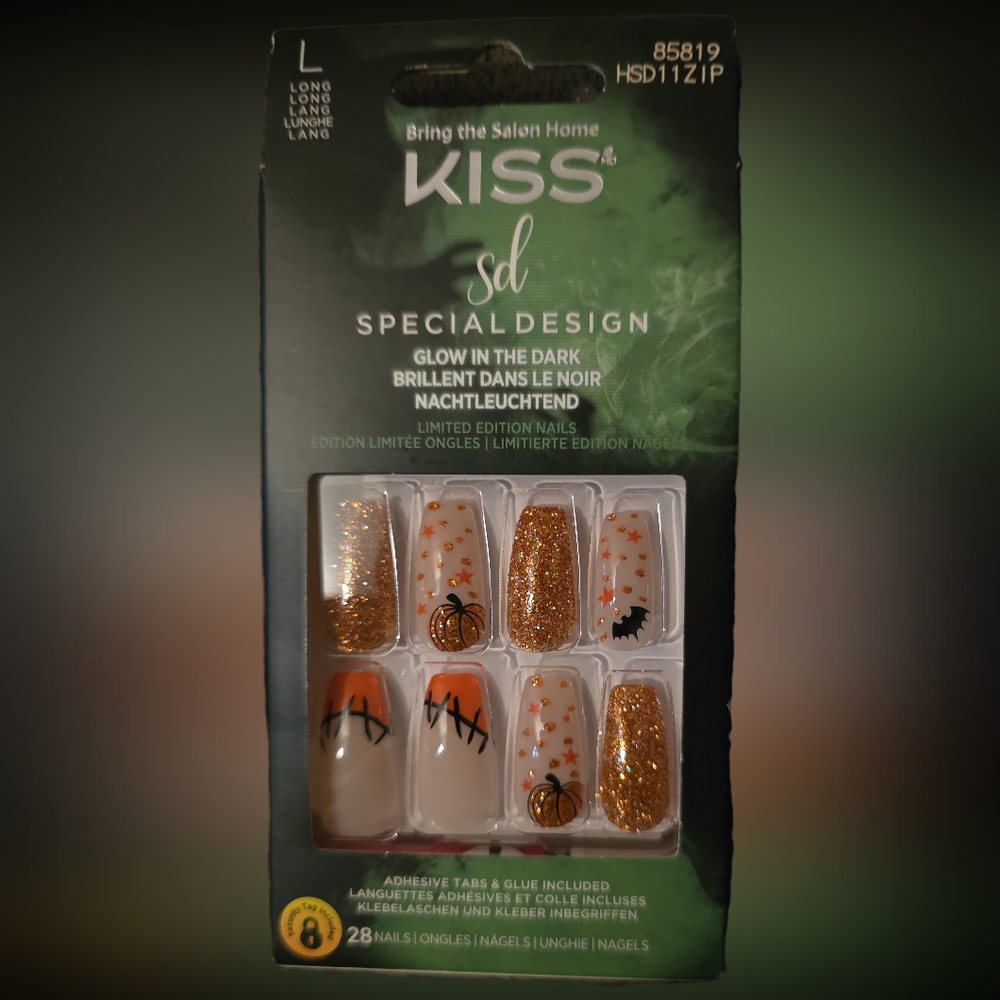 Halloween Kiss Nails